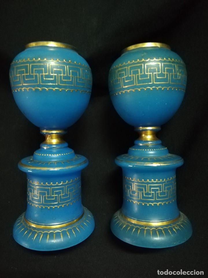 Antig&uuml;edades: PAREJA DE JARRONES EN OPALINA AZUL S. XIX - Foto 2