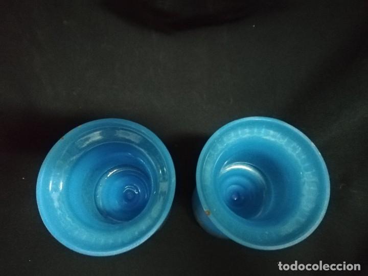 Antig&uuml;edades: PAREJA DE JARRONES EN OPALINA AZUL S. XIX - Foto 8