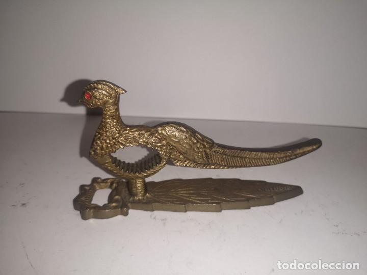 Antig&uuml;edades: Abridor y cascanueces antiguo en bronce - Foto 1