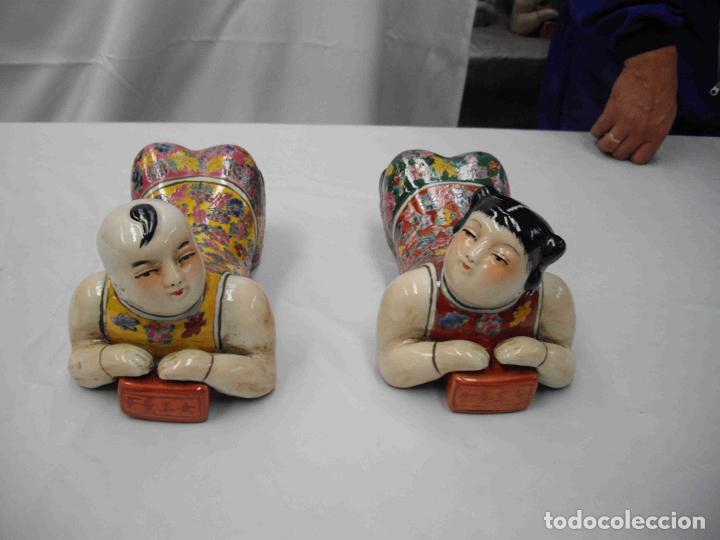 Antig&uuml;edades: ALMOHADA PAREJA COLORES - Foto 1