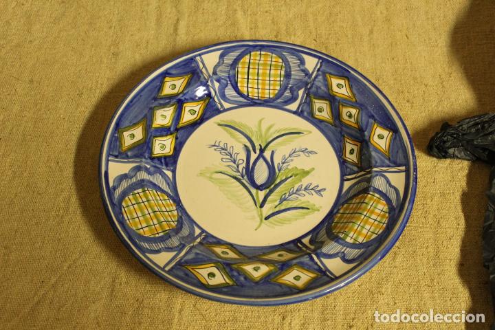 Antig&uuml;edades: plato de manises flor - Foto 1