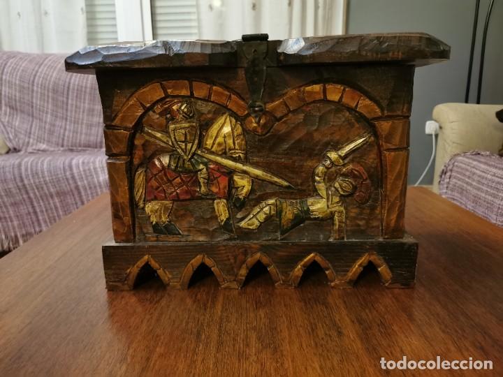Antig&uuml;edades: Caj&oacute;n ba&uacute;l antiguo de madera tallado - Foto 1