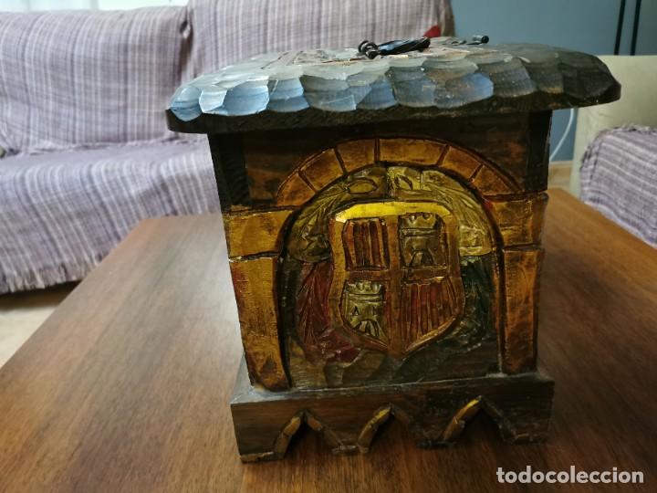 Antig&uuml;edades: Caj&oacute;n ba&uacute;l antiguo de madera tallado - Foto 2