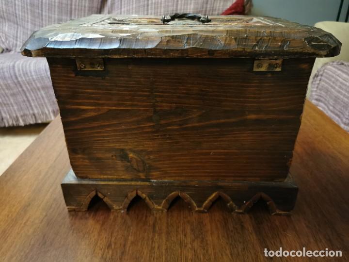 Antig&uuml;edades: Caj&oacute;n ba&uacute;l antiguo de madera tallado - Foto 3