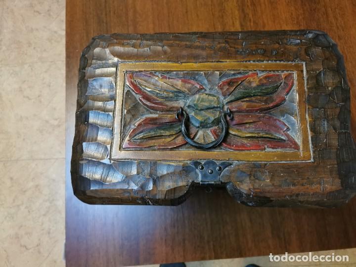 Antig&uuml;edades: Caj&oacute;n ba&uacute;l antiguo de madera tallado - Foto 4