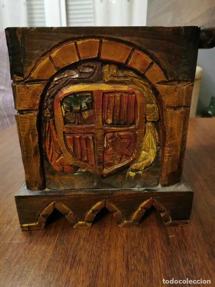 Antig&uuml;edades: Caj&oacute;n ba&uacute;l antiguo de madera tallado - Foto 6