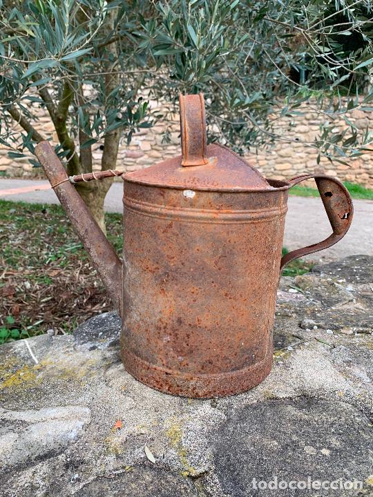 Antiquit&auml;ten: Antigua regadora tan oxidada que queda preciosa para flores secas o atrezzo...