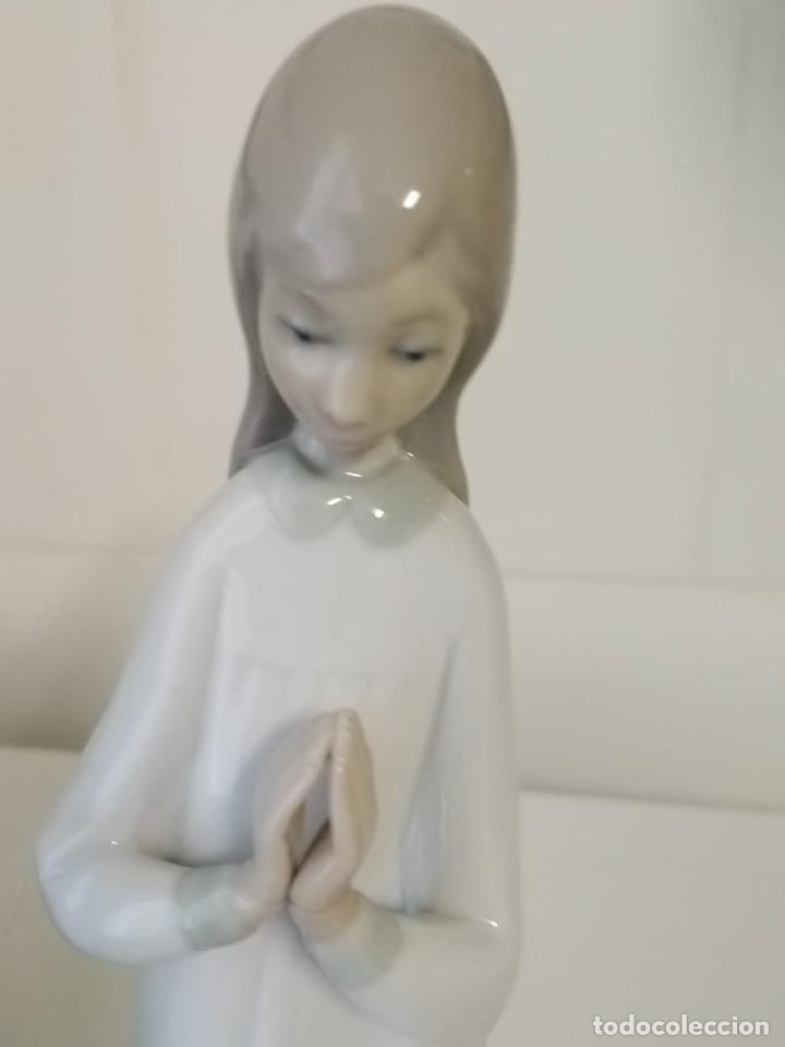 Antig&uuml;edades: Figura de porcelana de ni&ntilde;a rezando antigua