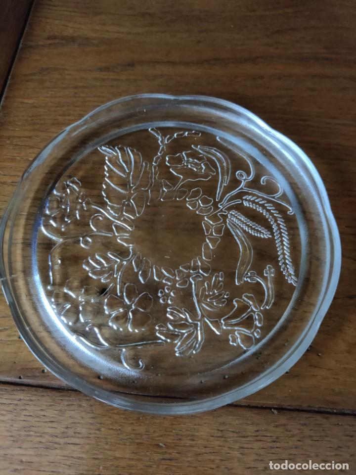 Antig&uuml;edades: plato de cristal repujado. - Foto 1