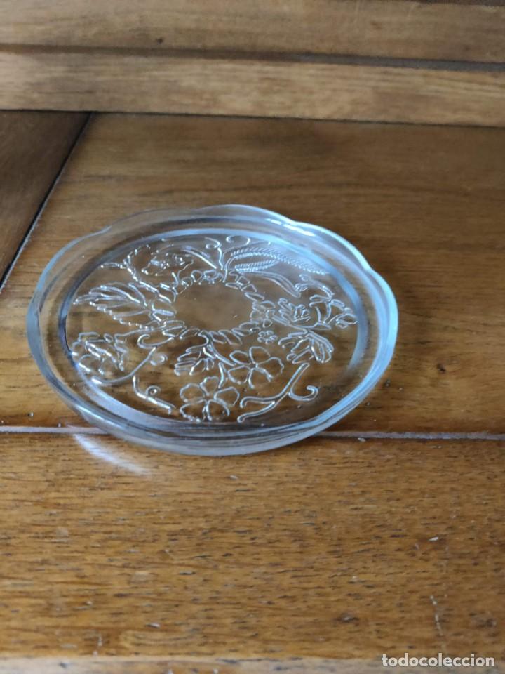 Antig&uuml;edades: plato de cristal repujado. - Foto 2