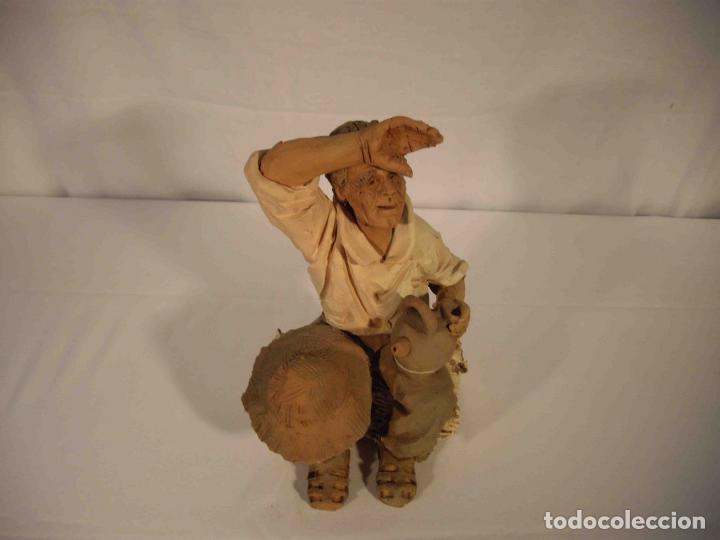 Antig&uuml;edades: FIGURA BARRO LABRADOR CON BOTIJO - Foto 2