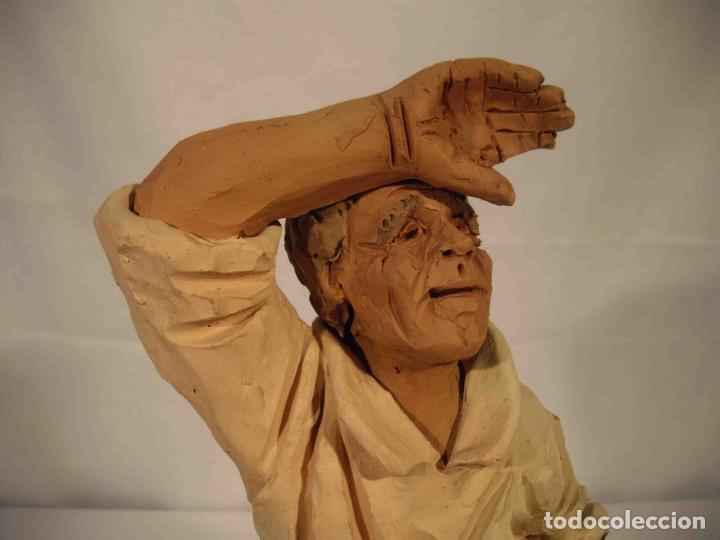 Antig&uuml;edades: FIGURA BARRO LABRADOR CON BOTIJO - Foto 3