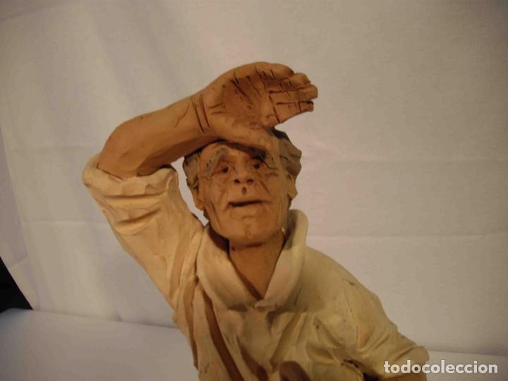 Antig&uuml;edades: FIGURA BARRO LABRADOR CON BOTIJO - Foto 4