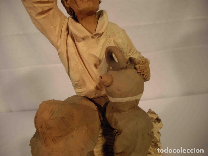 Antig&uuml;edades: FIGURA BARRO LABRADOR CON BOTIJO - Foto 5