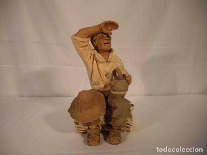Antig&uuml;edades: FIGURA BARRO LABRADOR CON BOTIJO - Foto 1