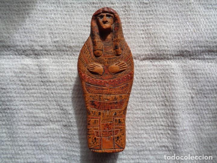 Antiquit&auml;ten: SARC&Oacute;FAGO EN BARRO POLICROMADO A MANO. VIEJO SOUVENIR DE EGIPTO. 18 X 7,5 X 5 Cm.