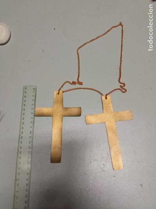 Antig&uuml;edades: Dos Cruces de cuero dorado - Foto 1