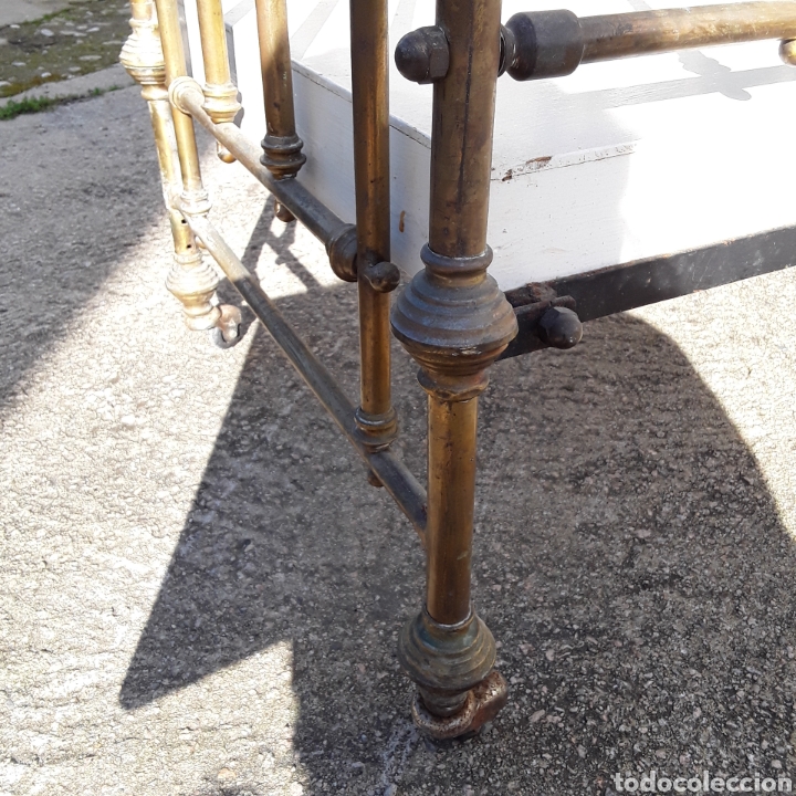 Antig&uuml;edades: Cuna antigua de bronce, lat&oacute;n y hierro. - Foto 4