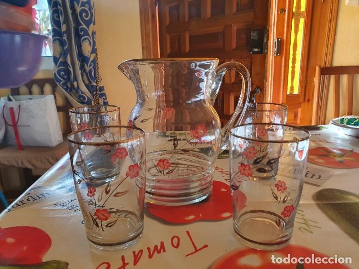 Antig&uuml;edades: Antigua jarra y 4 vasos - Foto 1