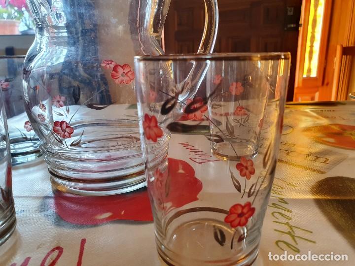 Antig&uuml;edades: Antigua jarra y 4 vasos - Foto 2
