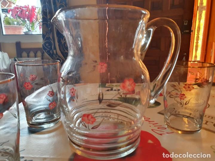 Antig&uuml;edades: Antigua jarra y 4 vasos - Foto 3