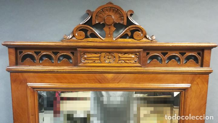 Antig&uuml;edades: ESPEJO MADERA NOGAL CON COPETE - Foto 2