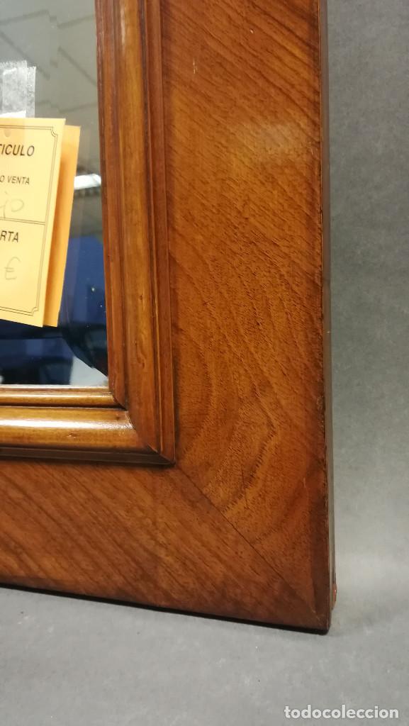 Antig&uuml;edades: ESPEJO MADERA NOGAL CON COPETE - Foto 8