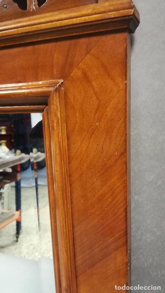 Antig&uuml;edades: ESPEJO MADERA NOGAL CON COPETE - Foto 6