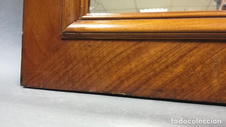 Antig&uuml;edades: ESPEJO MADERA NOGAL CON COPETE - Foto 7