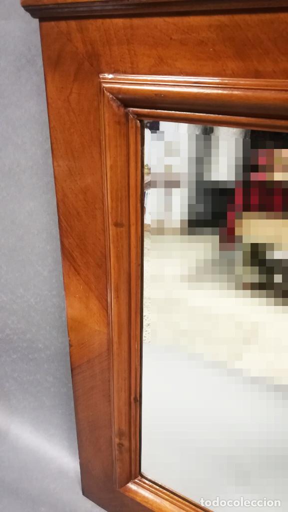 Antig&uuml;edades: ESPEJO MADERA NOGAL CON COPETE - Foto 5