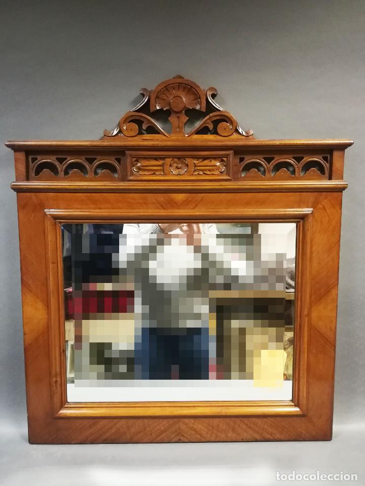 Antig&uuml;edades: ESPEJO MADERA NOGAL CON COPETE - Foto 1
