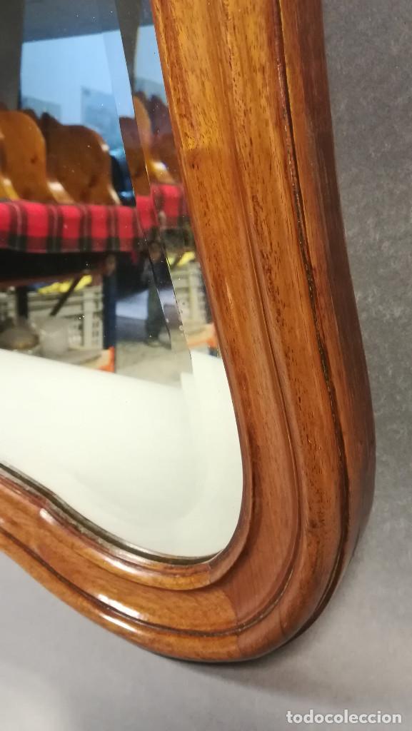 Antig&uuml;edades: ESPEJO DE TOCADOR BISELADO CON MARCO DE MADERA CON COPETE - Foto 3