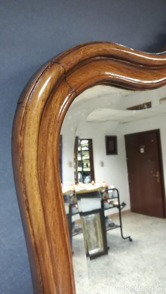 Antig&uuml;edades: ESPEJO DE TOCADOR BISELADO CON MARCO DE MADERA CON COPETE - Foto 4