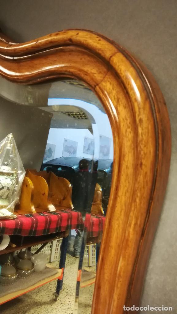 Antig&uuml;edades: ESPEJO DE TOCADOR BISELADO CON MARCO DE MADERA CON COPETE - Foto 5