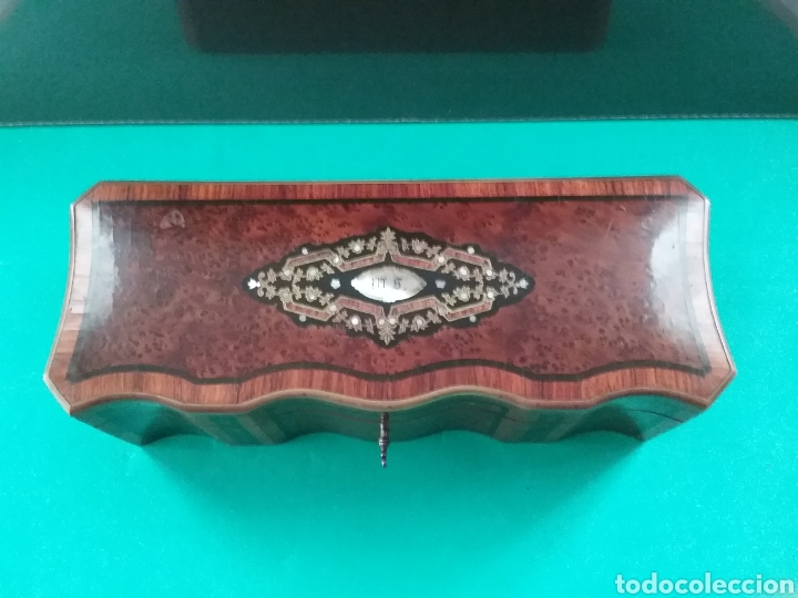 Antig&uuml;edades: Caja en marqueteria con incrustaciones en nacar. - Foto 2
