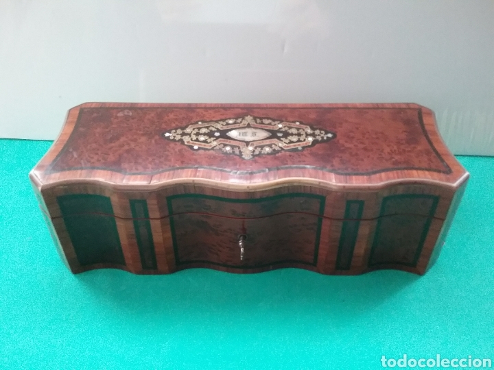Antig&uuml;edades: Caja en marqueteria con incrustaciones en nacar. - Foto 3