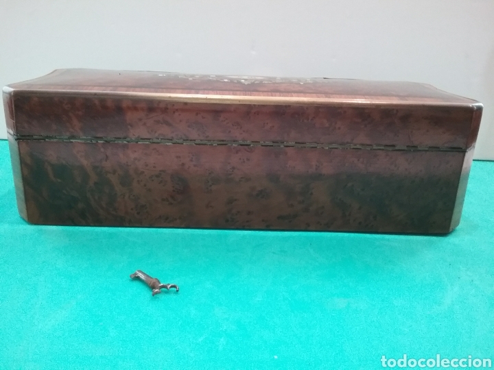 Antig&uuml;edades: Caja en marqueteria con incrustaciones en nacar. - Foto 8