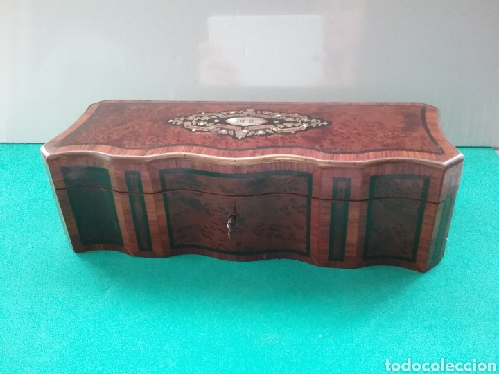 Antig&uuml;edades: Caja en marqueteria con incrustaciones en nacar. - Foto 1