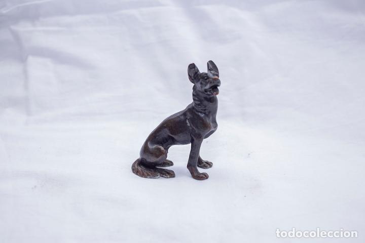 Antiques: Perro de bronce