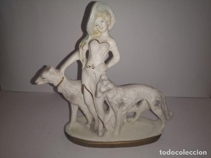 Oggetti Antichi: Antigua Escultura Porcelana mujer con perros