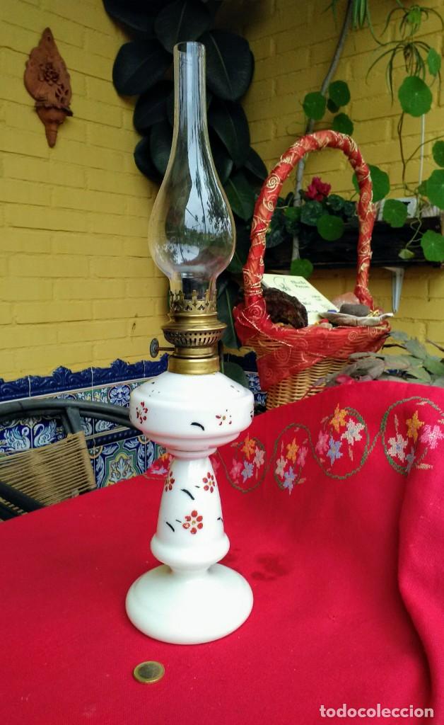 Antig&uuml;edades: Quinqu&eacute; antiguo de opalina blanca - Foto 1