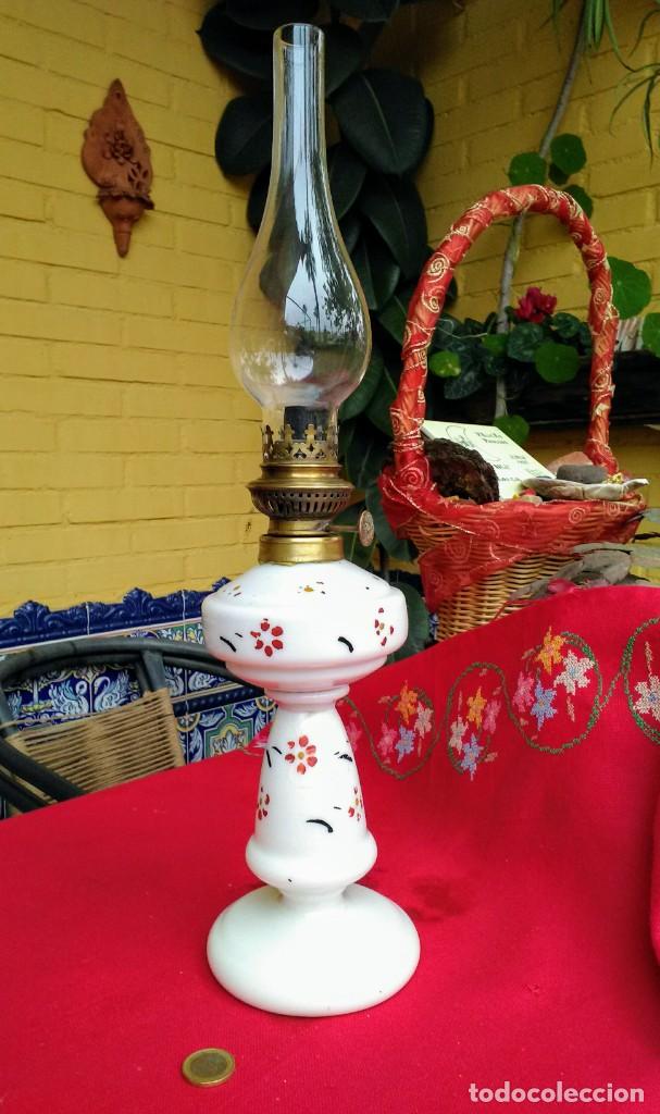 Antig&uuml;edades: Quinqu&eacute; antiguo de opalina blanca - Foto 2
