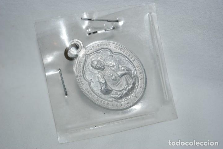 Antig&uuml;edades: MEDALLA ,EL CORAZON DE MARIA , Y EL CORAZON DE JESUS . - Foto 2