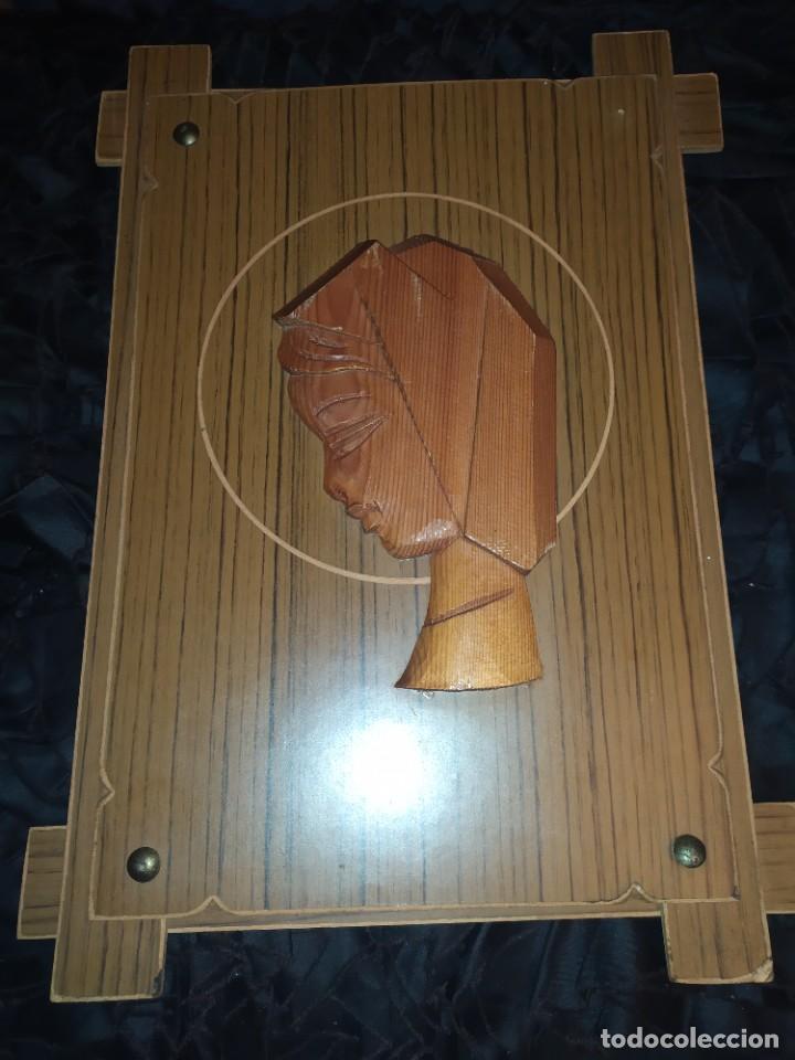 Oggetti Antichi: ANTIGUA CABEZA VIRGEN MADERA TALLADA SOBRE TABLA VINTAGE COLGAR PRECIOSA