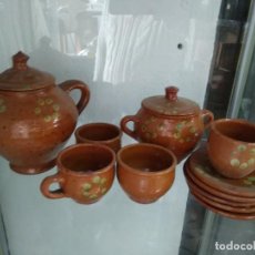 Antigüedades: JUEGO DE CAFÉ DE BARRO DECORADO. VITRINA ENTRADA. Lote 402267624