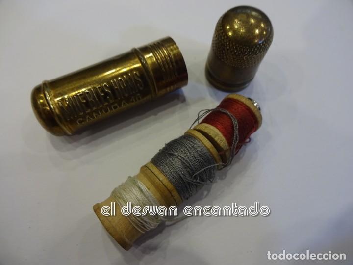 Antig&uuml;edades: DEDAL y PORTAHILOS muy antiguo. Publicidad MUEBLES HOMS. Canuda 15. Barcelona