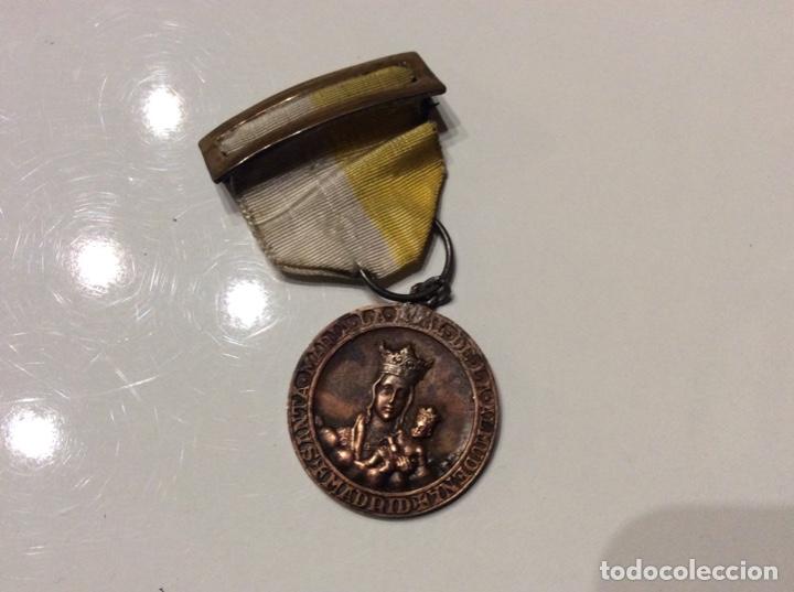 Antig&uuml;edades: Insignia o medalla religiosa con pasador