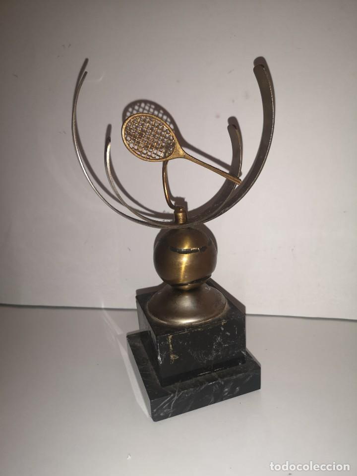 Antiguidades: Escultura con raqueta