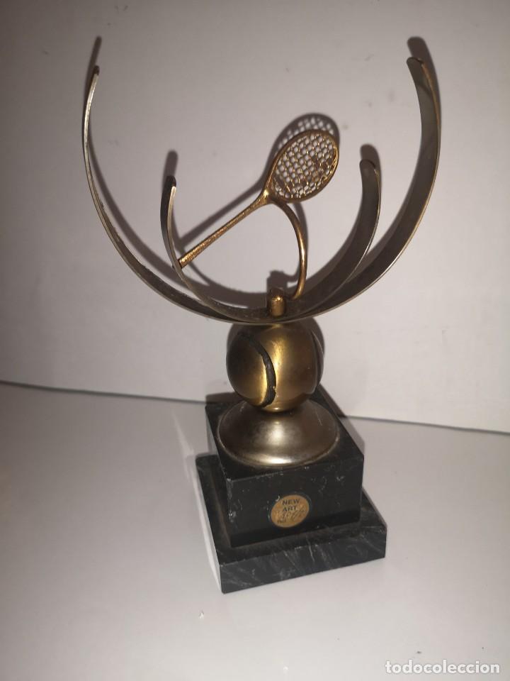 Antig&uuml;edades: Escultura con raqueta - Foto 2