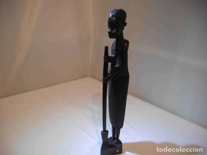 Antig&uuml;edades: TALLA MUJER BATIENDO MADERA - Foto 2